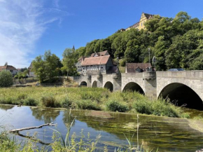 Ein Schlossturm besticht mit spektakulären Ausblicken ins Jagsttal und behaglichen Innenräumen